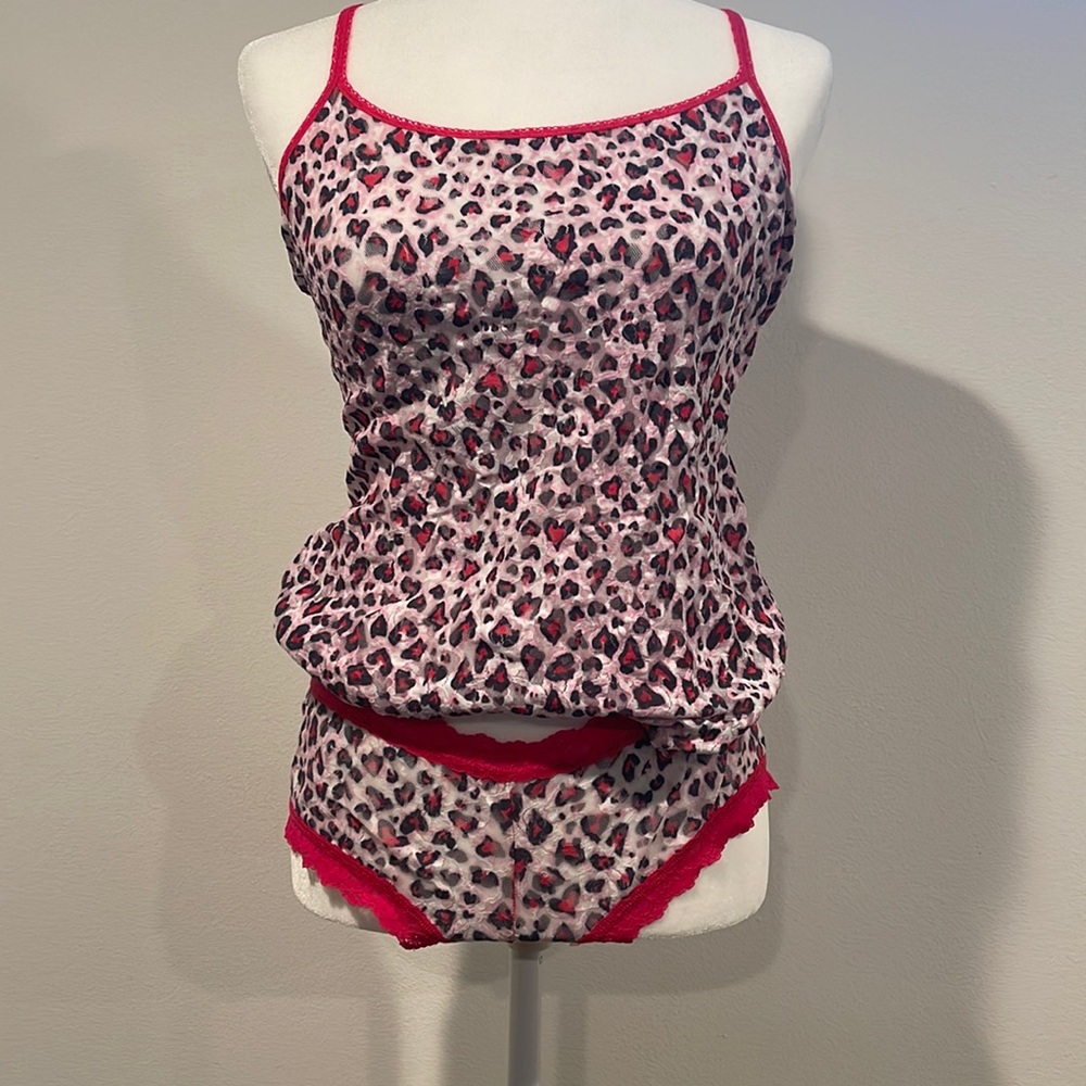 Hanky Panky Cami and Panty Set in a Heart Leopard print